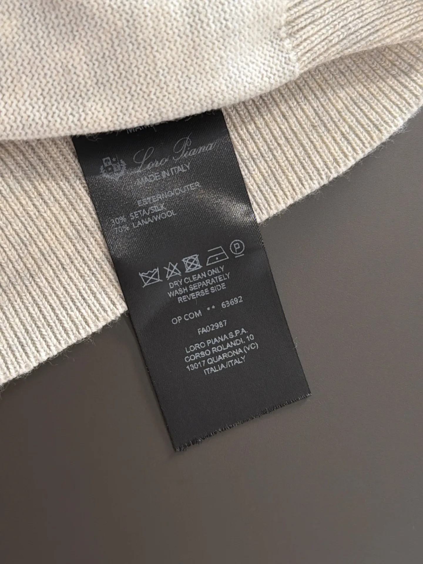 Next day shipment LP high quality Loro Piana 26ss autumn and winter New Arrival knitted sweater long sleeves Made of one-on-one combed cotton yarn knitted fabrics, no pressure in and out of the counter Exclusive control of raw materials It feels substantial when weighed, and the upper body is more textured than ordinary T-shirts. This texture can handle the weather easily and is suitable for both hot and cold! Loose fit design, looks noble. The only correct version is available Size: M to XXXL